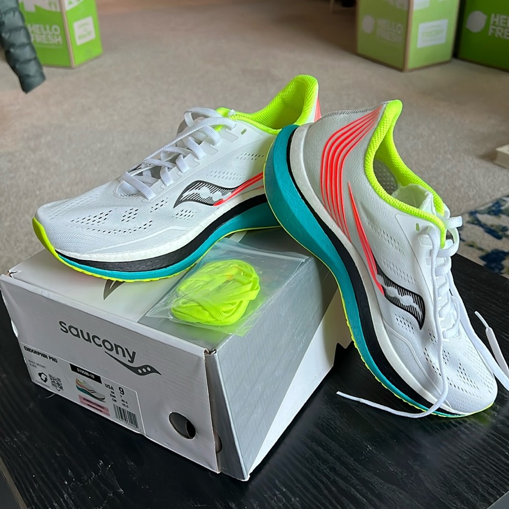 NEW Women’s Saucony Endorphin Pro - Size 9